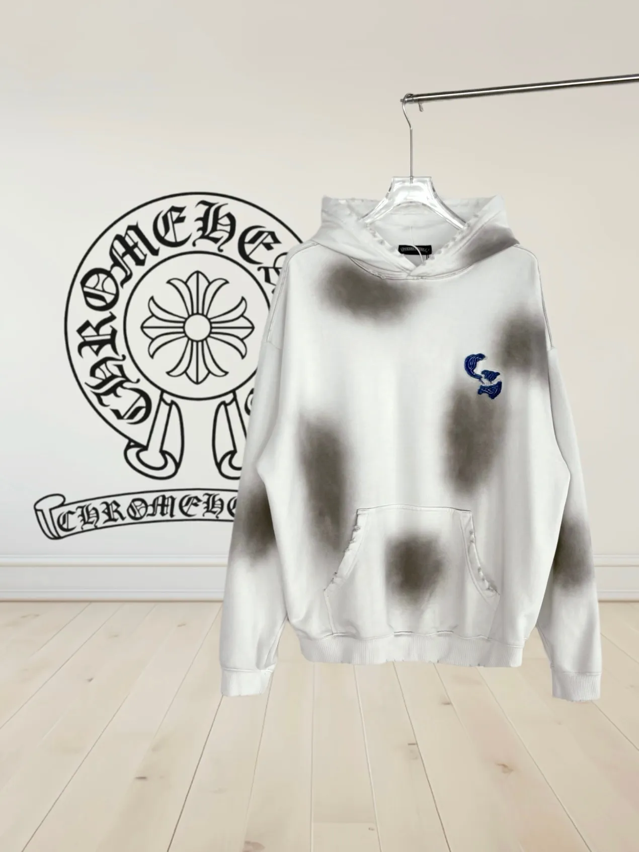 P340 [Higher version] Chrome Hearts*Chrome heart patch embroidered horseshoe logo‼ ️Hooded sweatshirt *Made of 430g pure cotton sweatshirt fabric with double yarns. The fabric is woven with double yarns and twisted together. The strength is 40% higher than that of single yarns, forming a three-dimensional texture similar to the texture of tripe. It not only maintains the moisture absorption and breathability of pure cotton, but also achieves "softness and not collapse" through double yarn thickening. The whole strip of Maliu scanning spray technology uses the washing process to produce a natural fading effect in parts, and the os version has a more lazy and loose feeling. *Laser burnt patch embroidery➕Frayed process: micro-label on the chest patch, large logo horseshoe pattern on the back, heavy laser burnt three-dimensional patch embroidery pattern design, washed and frayed, and the overall garment presents a lazy style. *Whether it is daily outings or sports and fitness, you can show your trendy attitude and become the focus of the street. Same style for men and women 𝐂𝐎𝐋𝐎𝐔𝐑: white, blue, black 𝐒𝐈𝐙𝐄: S-XL